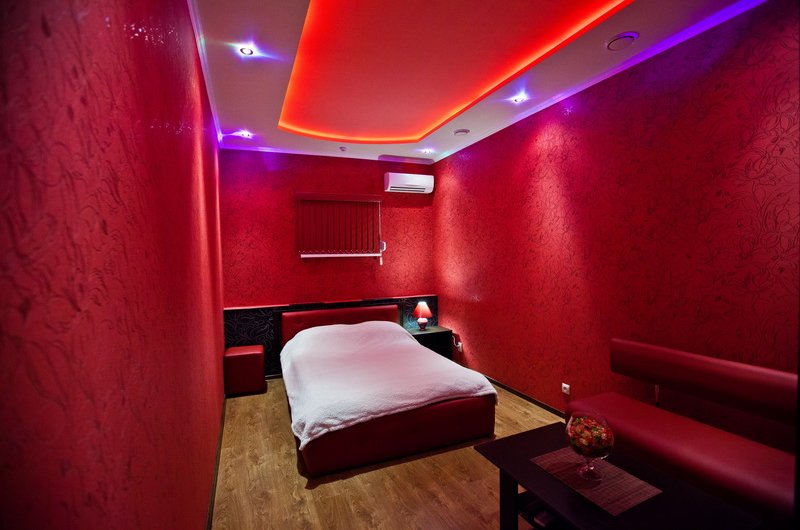 Красная комната в гостинице "Оазис"
